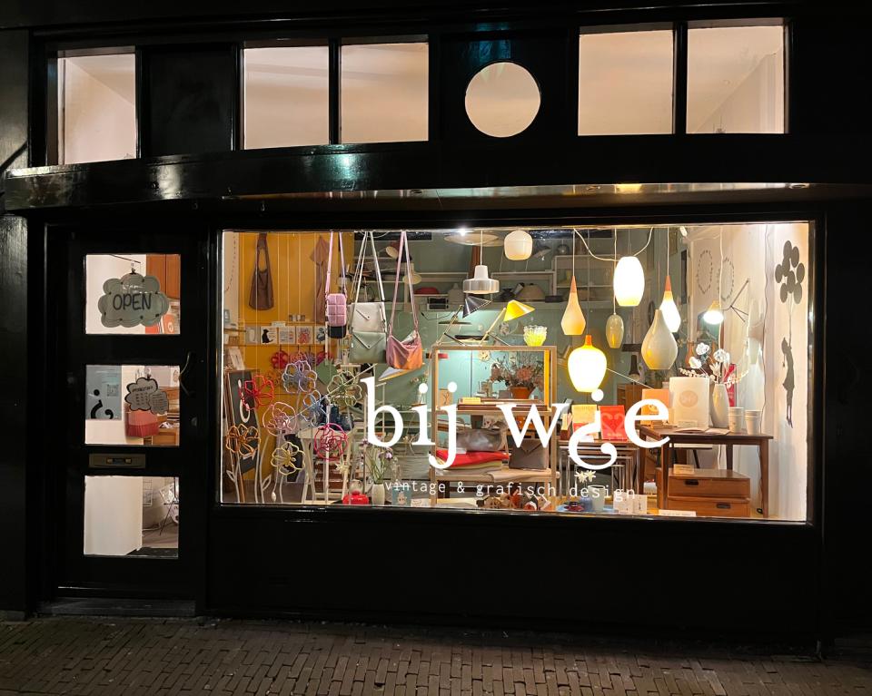 Raam van de winkel bij wie in Alkmaar